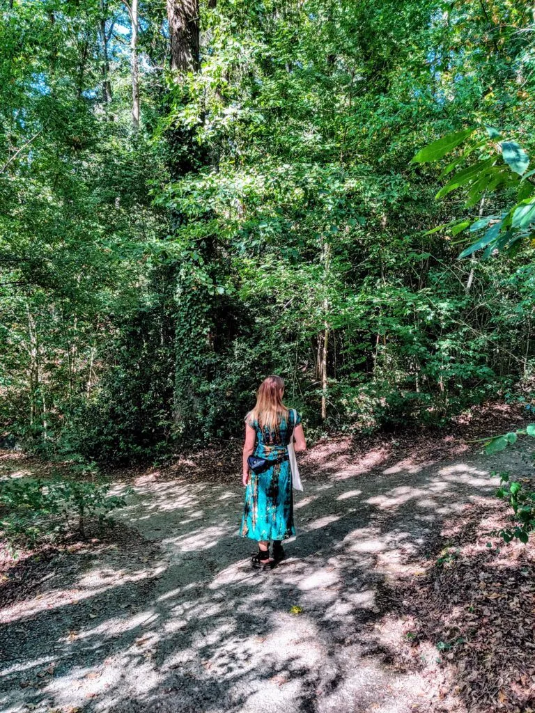 Jeune femme dos forêt carrefour 2 chemins choix sérénité conscience cœur âme Isabelle Auger coach femmes mamans épuisées seules Angers Maine et Loire